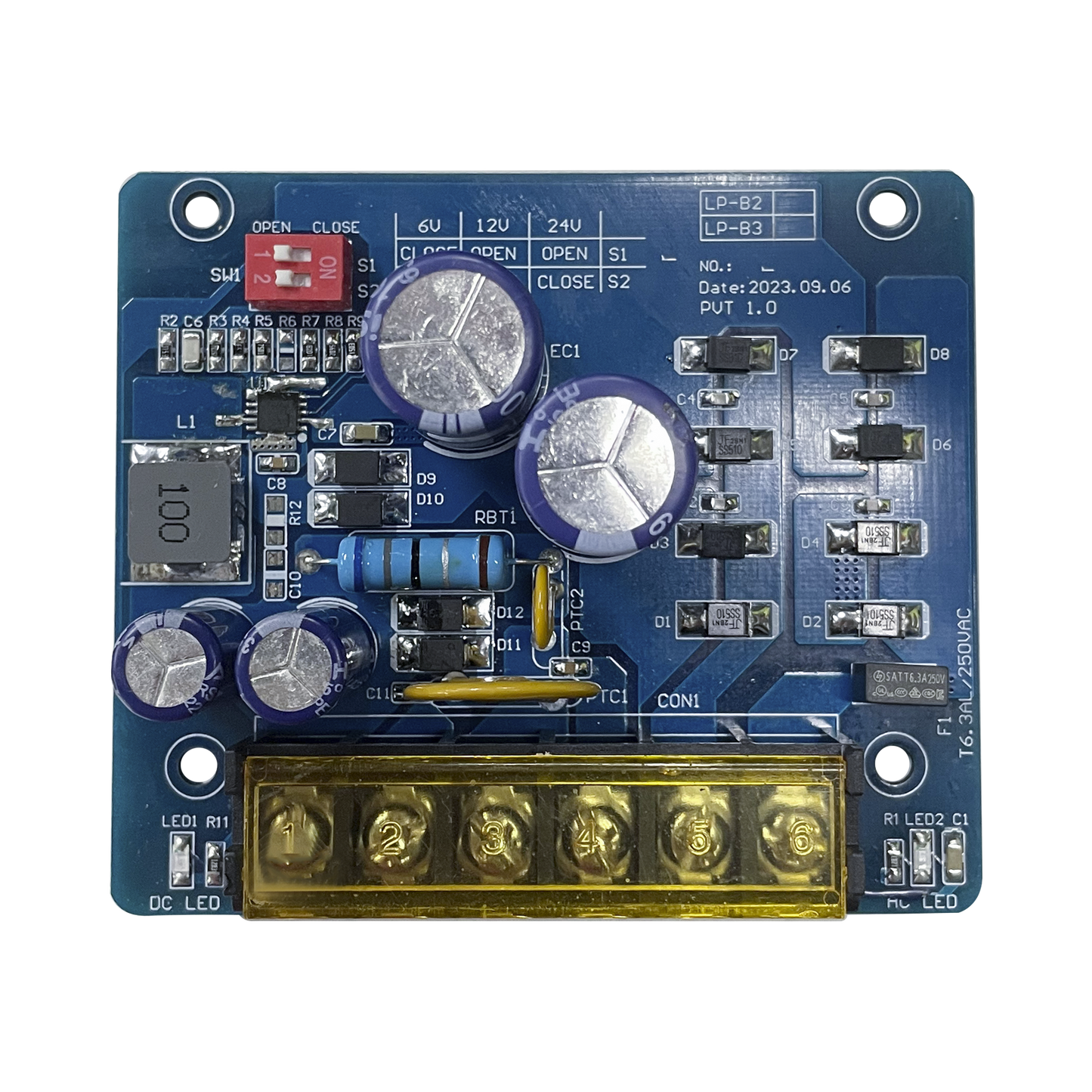 6 o 12 o 24 Vcc @ 1.5 A / Fuente tipo tarjeta/ 1 salida / requiere transformador de entrada / capacidad de baterías / baterías no incluidas.